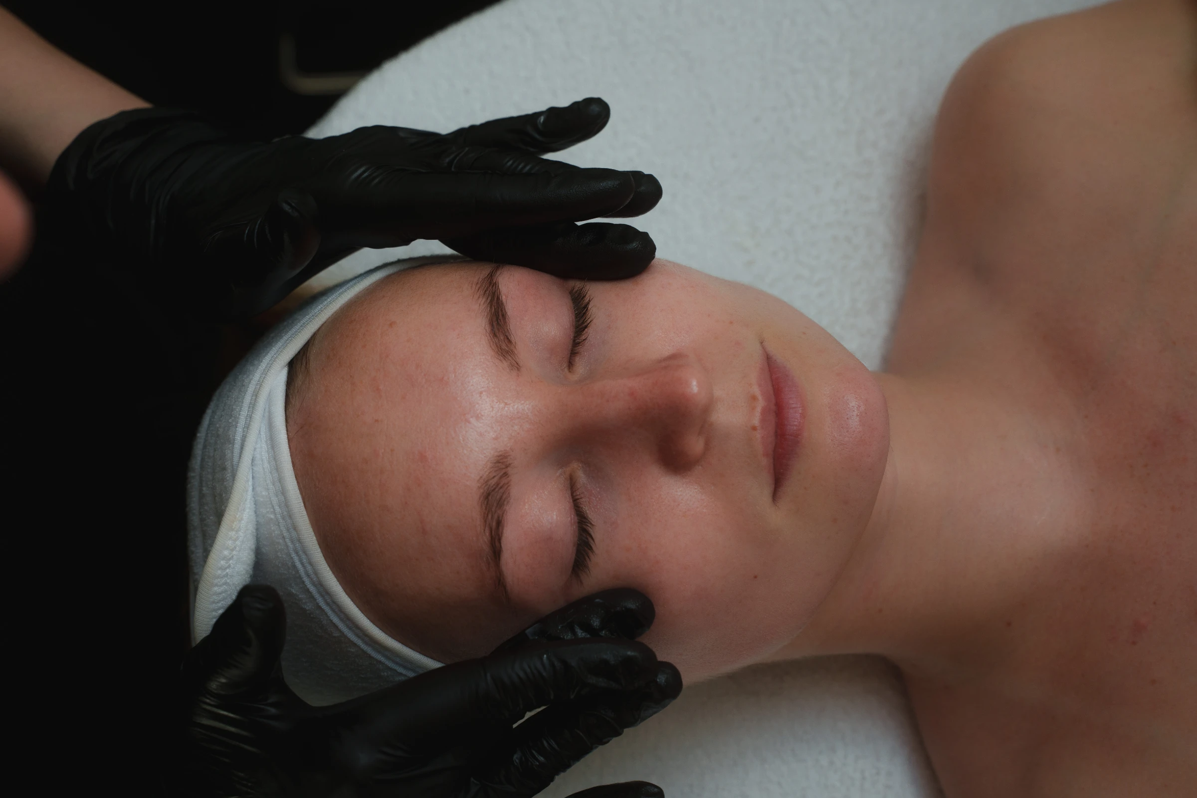 Gesichtsbehandlung mit Maske im The Bare Skin Lab Cologne